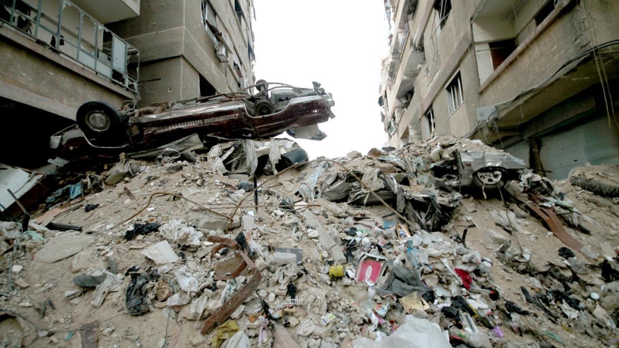 Geschundenes Land: Schutt und Müll türmen sich in einer Straße im Osten von Damaskus. Foto: William Ismail