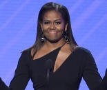 … keiner Geringeren als der ehemaligen First Lady Michelle Obama, die ihrer Mama Marian Robinson heute zum Verwechseln ähnlichsieht! (Bild: AP)