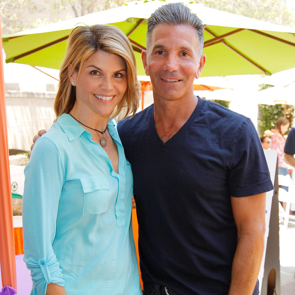 La actriz Lori Loughlin y su esposo, el diseñador Mossimo Giannulli, acusados ​​de pagar soborno para facilitar la admisión de sus hijas a la Universidad del Sur de California. (Foto: People)