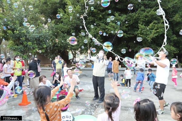 耶誕跨年親子歡樂嘉年華蕭壟園區歡樂登場，南市長黃偉哲也下場與親子同樂，體驗吹泡泡樂趣。（記者李嘉祥攝）