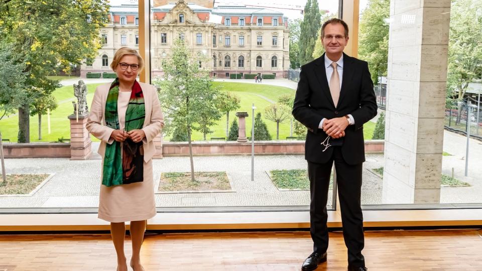 Nach einer Jubiläumsveranstaltung zu 70 Jahre Bundesgerichtshof (BGH) und Generalbundesanwalt beim Bundesgerichtshof stehen Bettina Limperg, Präsidentin des Bundesgerichtshofs, und Generalbundesanwalt Peter Frank zusammen im Bundesgerichtshof (BGH).