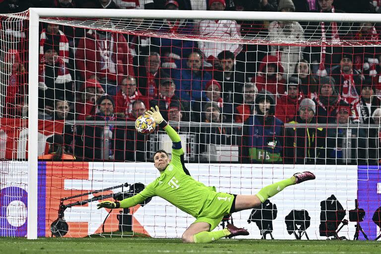 Manuel Neuer, arquero de Bayern Munich, salva una chance de gol ante Arsenal, por la Champions League 2024
(Tom Weller/dpa via AP)