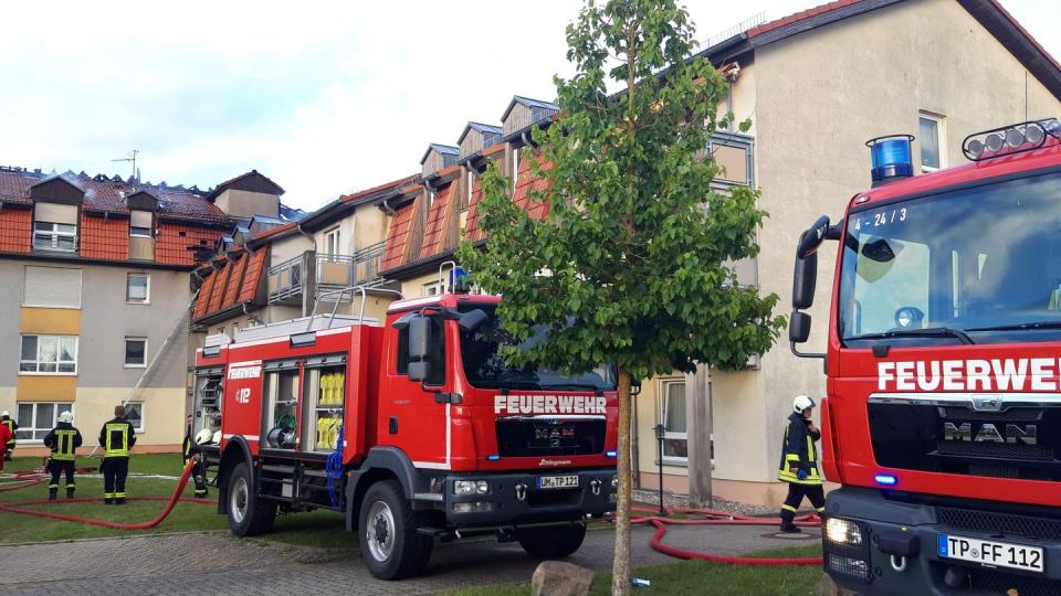 Feuerwehrfahrzeuge stehen vor dem Ort des Feuers in Templin. Der Dachstuhl des Heims sei aus bislang ungeklärter Ursache gegen 16:50 Uhr in Brand geraten.