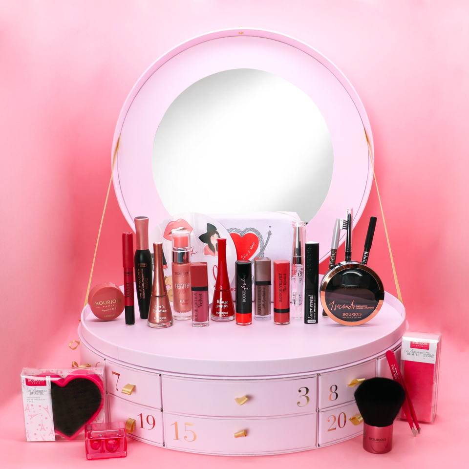 On craque complètement pour cette coiffeuse rose poudré avec miroir intégré, qui reprend la forme des petites boîtes rondes de la marque devenues culte. Les fameux rouges à lèvres Velvet, les vernis mat et irisés, le mascara… Tout nous fait envie. Mais on s’est peut-être emballé un peu trop vite puisqu’il n’y a que dix exemplaires de ce calendrier qui ont été mis en vente sur l’eshop et 40 en boutiques… Autant dire qu’il fallait être au taquet pour en rafler un. <strong>Le petit plus : </strong>que des produits full size, oui vous avez bien lu ! <strong>Le spoiler : </strong>des produits de la collab avec la blogueuse Betty Autier. Disponible sur bourjois.fr et en magasin, 149 €.