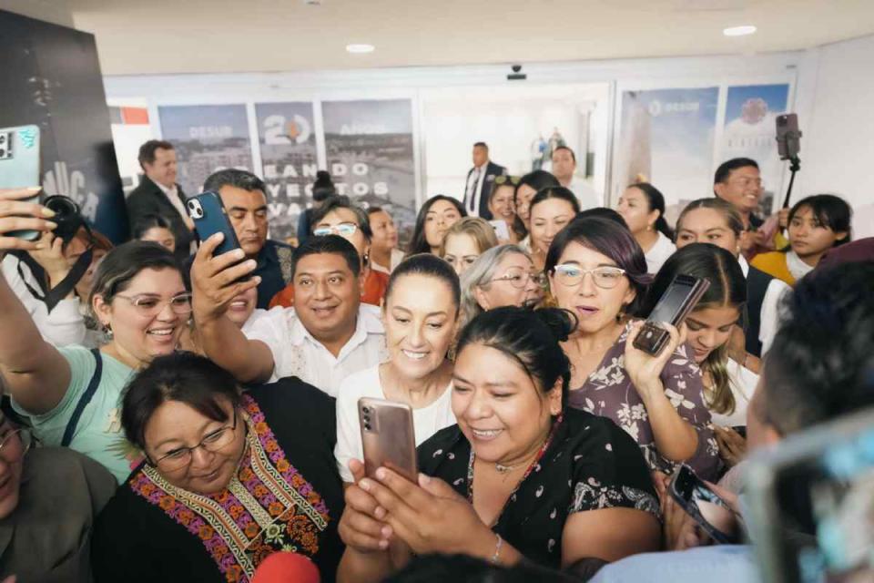 Sheinbaum al arribar al Aeropuerto Internacional de Mérida. Foto: Especial 