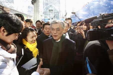 Moon Jae-in (C), former human rights lawyer and presidential candidate of the main opposition Democratic United Party, is seen during a campaign encouraging people to vote, in Seoul December 19, 2012. REUTERS/Kim Hong-Ji