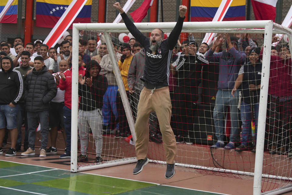 Un preso celebra el gol de su equipo en un partido de fútbol entre cárceles, en la prisión de Sarita Colonia en Callao, Perú, el 18 de junio del 2024. (Foto AP/Guadalupe Pardo)