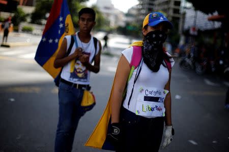 Demonstrators block a street at a rally against Venezuela's President Nicolas Maduro's government in Caracas, Venezuela August 8, 2017. REUTERS/Andres Martinez Casares