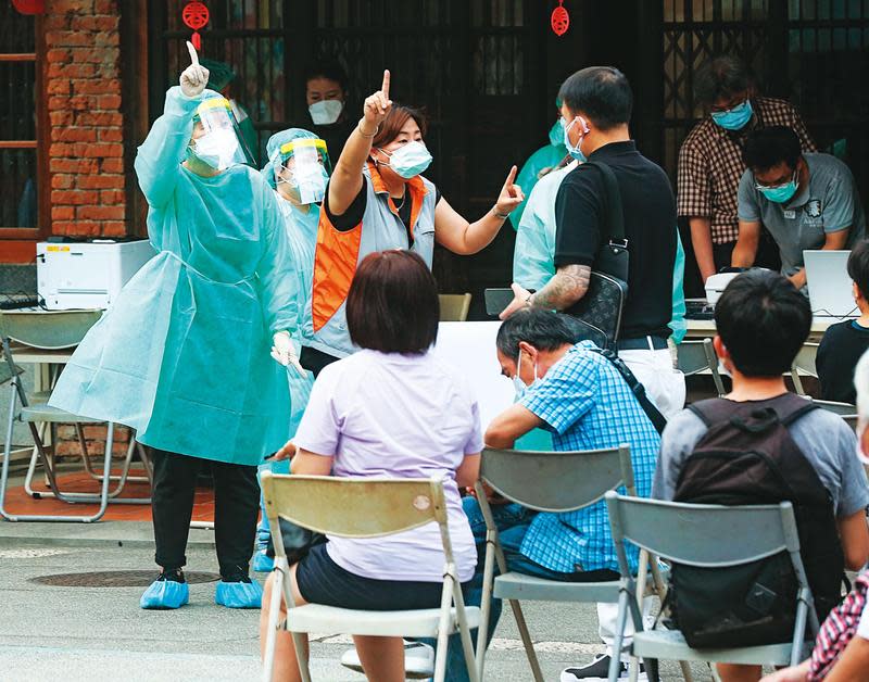 台灣疫情大爆發，假訊息跟著爆量，民眾對防疫及疫情的認知易受混淆。