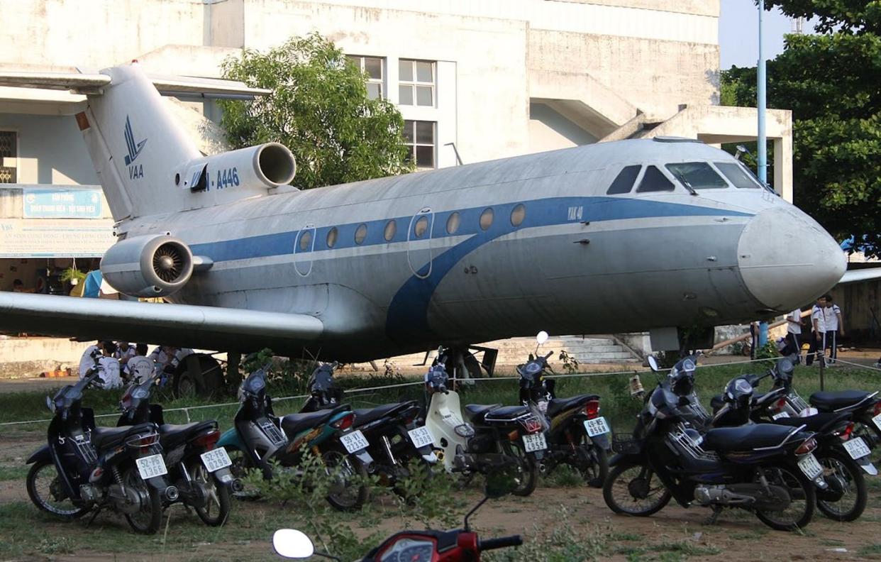 Avion de Vietnam Airlines exposé à Hô Chi Minh-Ville, identique à l’appareil accidenté dans lequel se trouvait Annette Herfkens le 14 novembre 1992. <a href="https://fr.wikipedia.org/wiki/Vol_474_de_Vietnam_Airlines#/media/Fichier:VN-A446_Yakolev_Yak.40_VAA_(7879700854).jpg" rel="nofollow noopener" target="_blank" data-ylk="slk:Wikimedia commons;elm:context_link;itc:0;sec:content-canvas" class="link ">Wikimedia commons</a>, <a href="http://creativecommons.org/licenses/by-sa/4.0/" rel="nofollow noopener" target="_blank" data-ylk="slk:CC BY-SA;elm:context_link;itc:0;sec:content-canvas" class="link ">CC BY-SA</a>