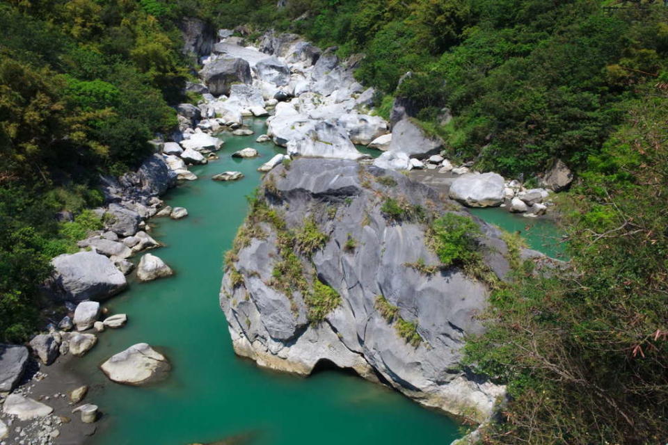 溪中巨石景觀令人驚艷（圖片來源：台東觀光旅遊網）
