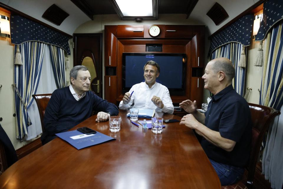 Mario Draghi, Emmanuel Macron et Olaf Scholz dans le train pour se rendre à Kiev depuis la Pologne, mercredi 15 juin 2022. - LUDOVIC MARIN / AFP / POOL