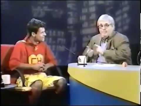 Em 1995, antes de lançarem o disco de estreia, os integrantes dos Mamonas Assassinas foram ao programa “Jô Soares Onze e Meia” no SBT, vestidos de Chapolin Colorado, para uma das entrevistas mais divertidas da atração. (Reprodução/ YouTube)