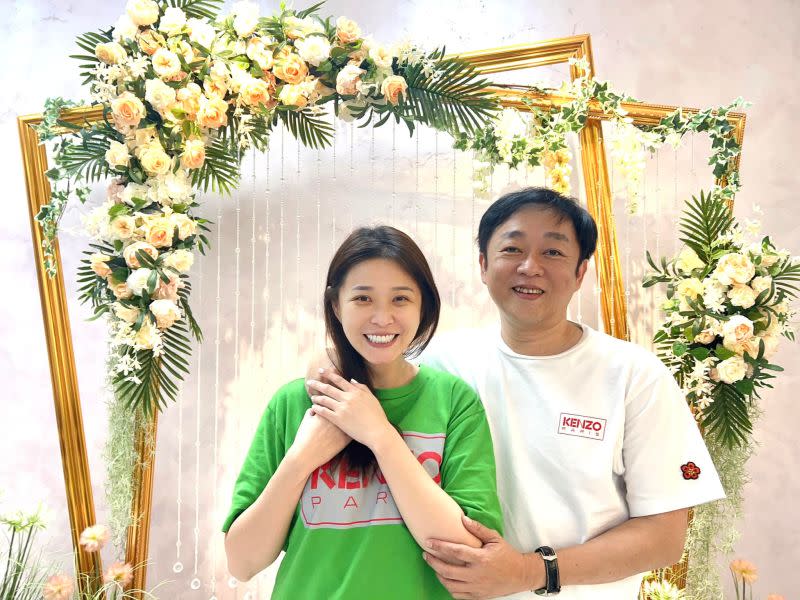 ▲41歲李燕（左）再嫁事業夥伴陳茂榮。（圖／翻攝自李燕臉書）
