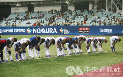 圖為經典賽後中華隊在場中脫帽鞠躬，向球迷致意。（中央社／資料照片）