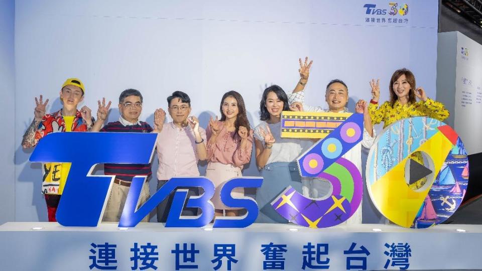 《健康2.0》主持人與專家們一起與TVBS 30主視覺合影。（圖／TVBS）