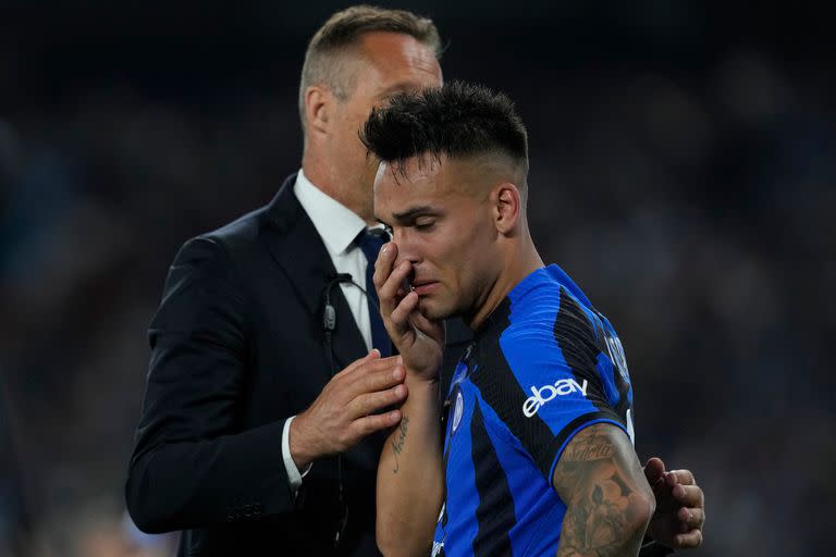 La desazón de Lautaro Martínez, el primero de Inter en recibir la medalla de subcampeón.