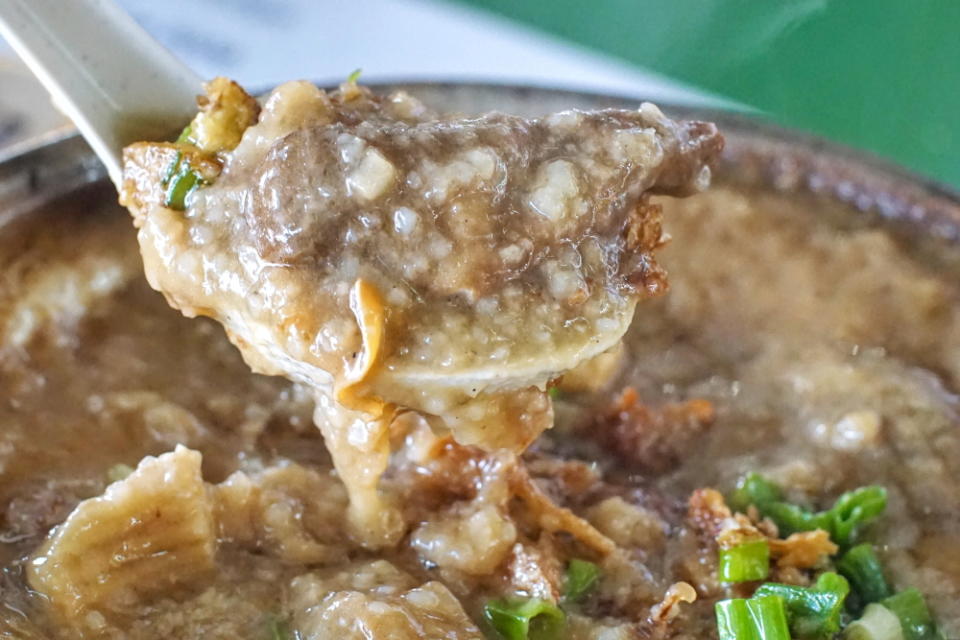 scoop of mixed pig's organ fried porridge