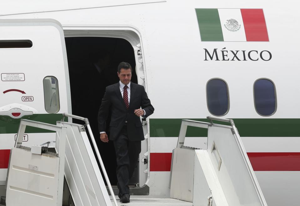 El presidente de México, Enrique Peña Nieto, arriba al aeropuerto internacional Ministro Pistarini en Buenos Aires, Argentina, el jueves 29 de noviembre de 2018 para la cumbre del G20. (AP Foto / Martin Mejia)