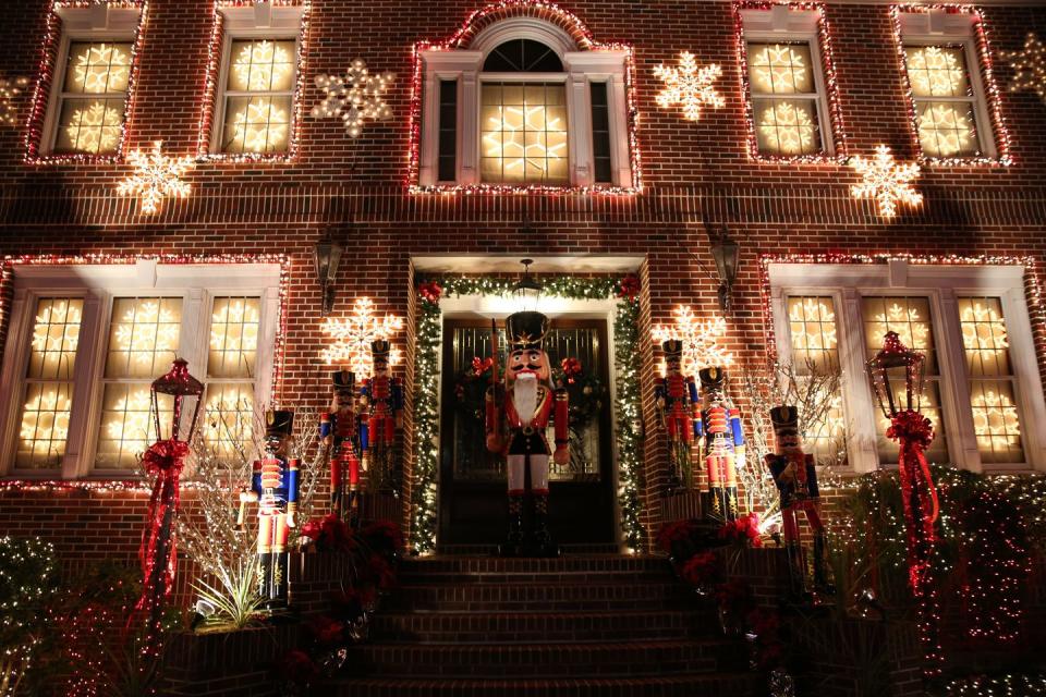 24) Brooklyn, New York: Dyker Heights Christmas Lights