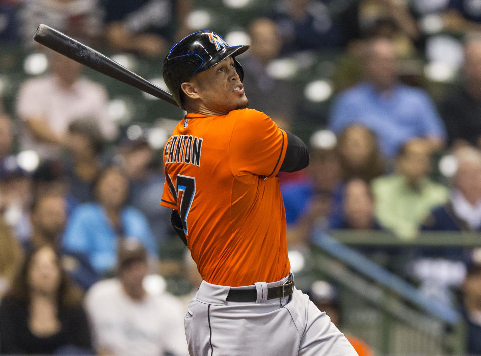 Giancarlo Stanton conecta uno de sus descomunales jonrones. (AP Foto/Tom Lynn)