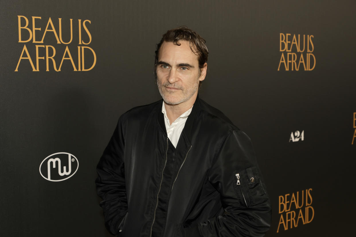 LOS ÁNGELES, CALIFORNIA - 10 DE ABRIL: Joaquin Phoenix asiste al estreno en Los Ángeles de 