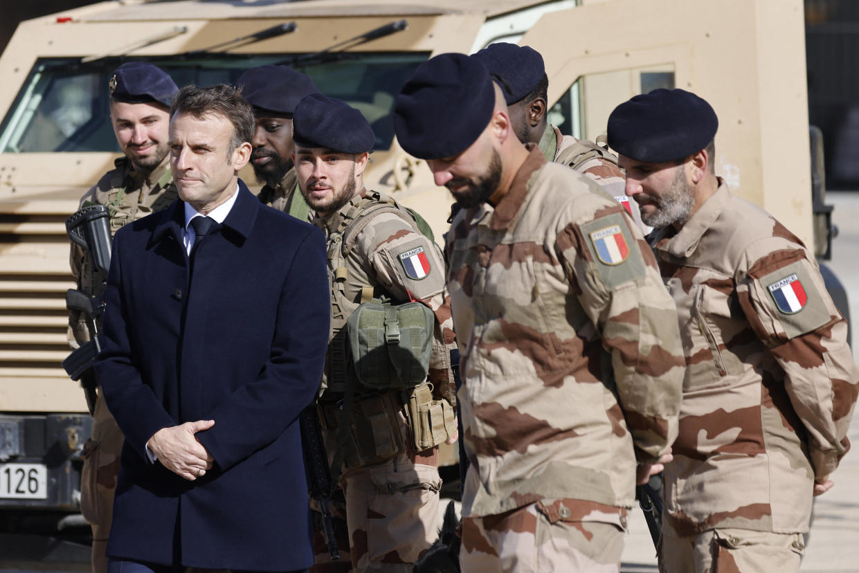 Lors de l’attaque de l’Iran contre Israël, la France a contribué à intercepter des drones pour protéger ses bases au Proche-Orient. (Photo d’illustration : Emmanuel Macron sur la base aérienne Prince Hassan en Jordanie)