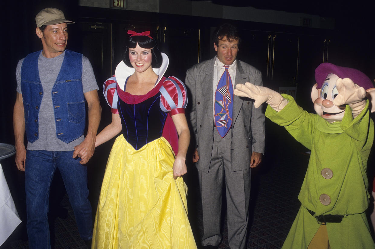 LAS VEGAS - FEBRUARY 10:   Comedian Jim Varney and actor Robin Williams attend the 13th Annual NATO/ShoWest Convention - Buena Vista Distribution - ShoWest Female Star of the Year Bette Midler on February 10, 1987 at Goldwyn Ballroom, Bally's Hotel & Casino in Las Vegas. (Photo by Ron Galella, Ltd./Ron Galella Collection via Getty Images)