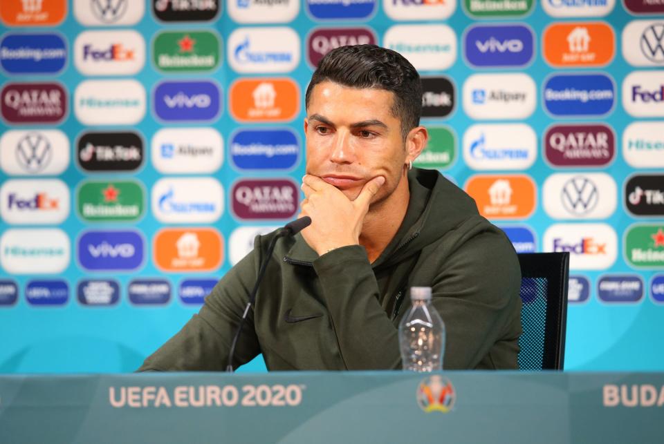 Christiano Ronaldo hat statt Coca-Cola eine Flasche Wasser stehen