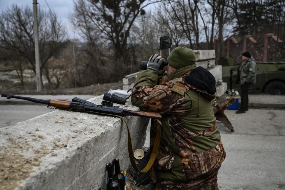 Soldado ucraniano en las afueras de Kyiv.  (Foto ilustrativa) - Aris Messinis