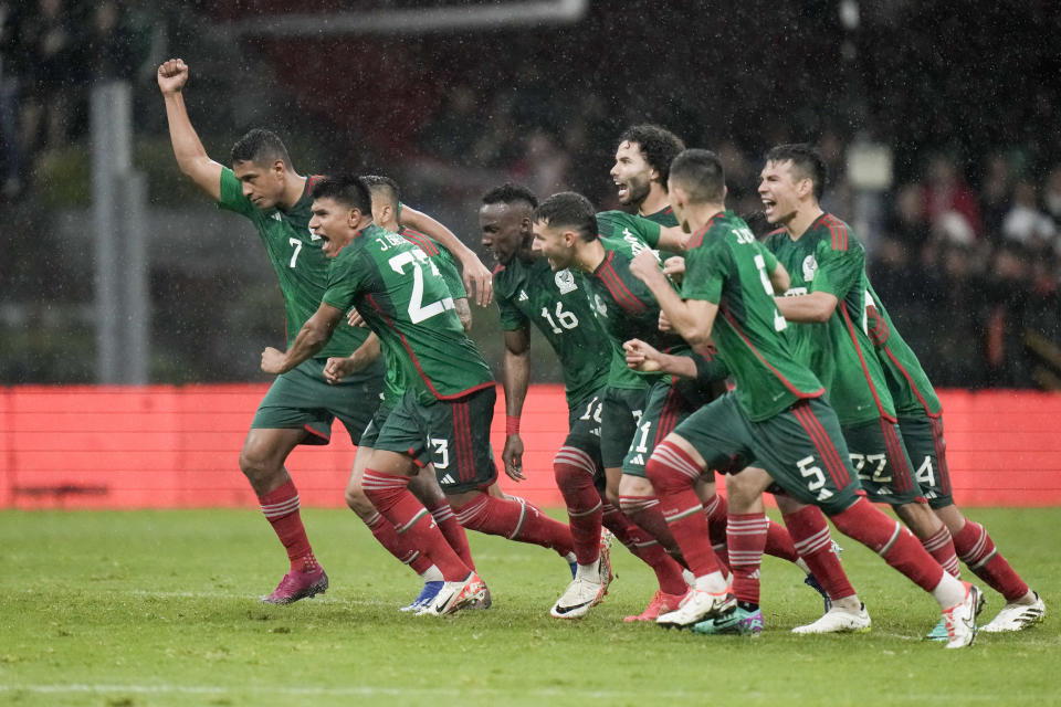 Mexico's players celebrate after their 4-2 win over Honduras in the penalty shootout of a Concacaf Nations´ League quarterfinal second leg soccer match at Azteca stadium in Mexico City, Tuesday, Nov. 21, 2023. (AP Photo/Eduardo Verdugo)