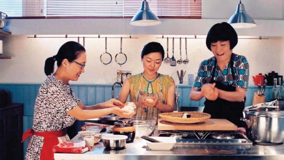 《海鷗食堂》描繪罇真佐子（左起） 、小林聰美  、片桐入赴芬蘭開日式食堂的故事，暖心療癒的劇情寫下5.8億日圓的票房成績。（翻攝自myVideo）