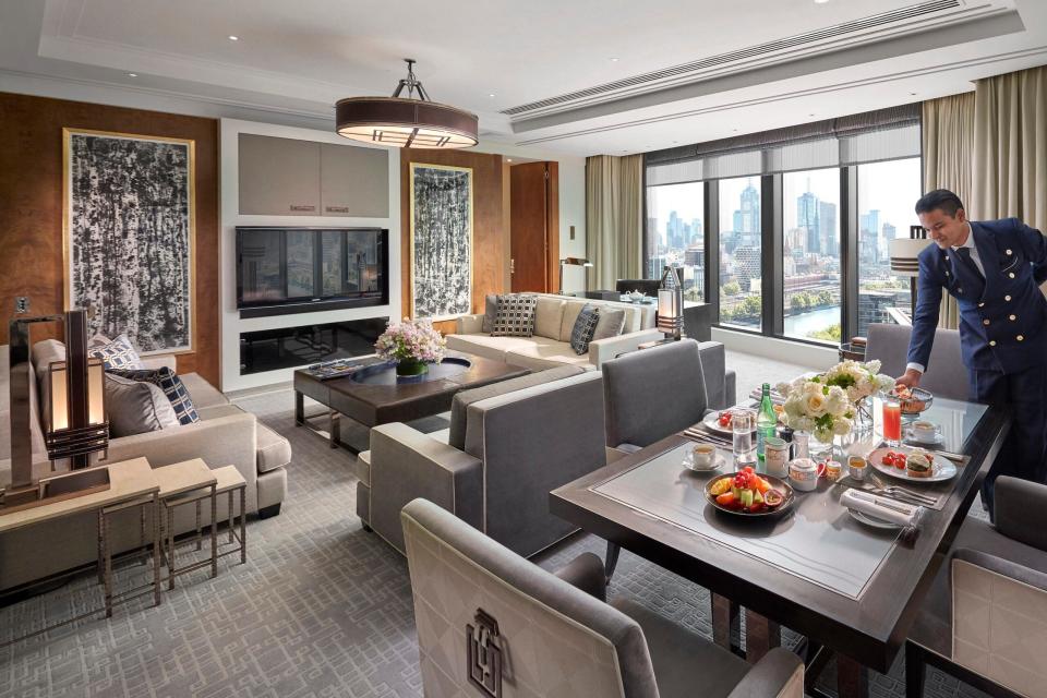 Taylor Swift & Travis Kelce Stay in $25,000 Per NIGHT Penthouse Suite [PHOTOS]