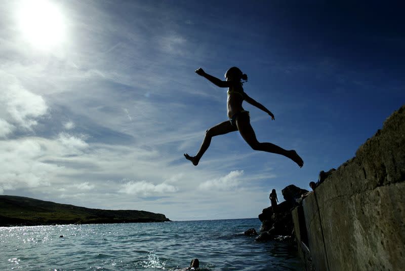 FILE PHOTO: A NATIVE "RAPA NUI"GIRL JUMPS TO THE SEA ON EASTER ISLAND.