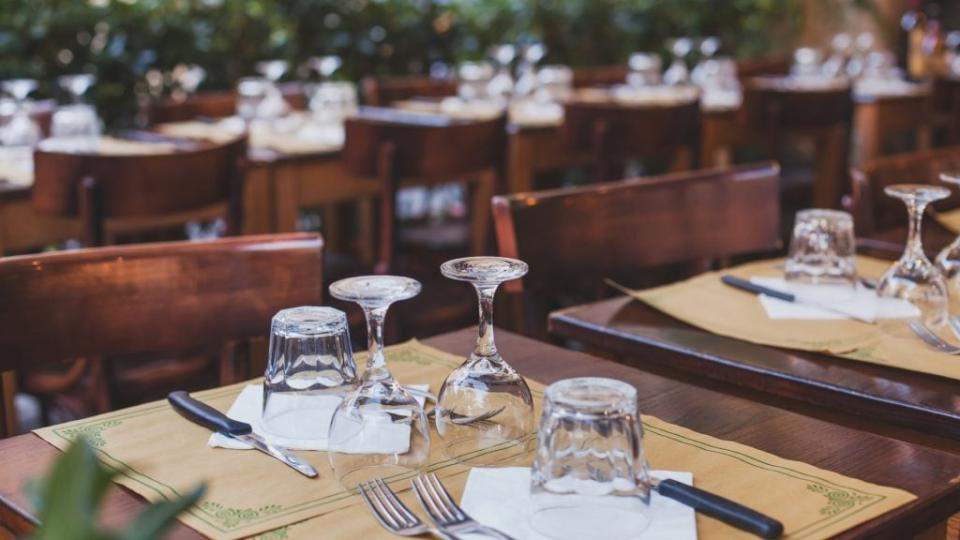 Restaurant tables (Adobe Stock)