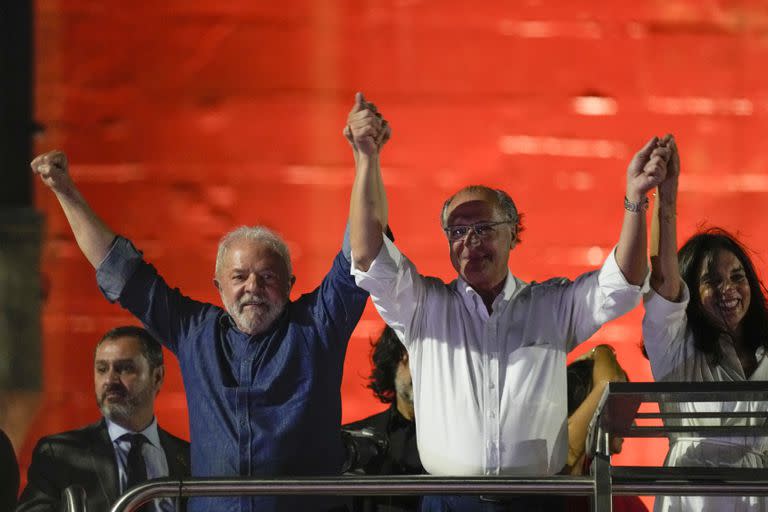 El presidente brasileño Luiz Inácio Lula y su compañero de fórmula Geraldo Alckmin celebran con partidarios reunidos en la Av. Paulista después de derrotar a Jair Bolsonaro