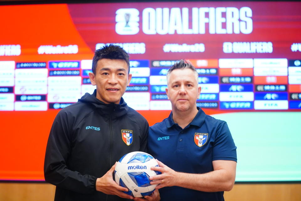 中華台北國家男子足球代表隊由總教練Gary White和隊長陳柏良。