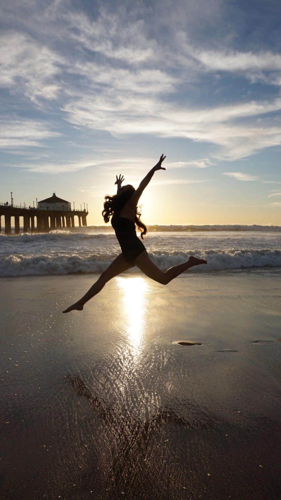 “Promising to celebrate my body & jump around the beach w/ confidence!” (Twitter/@OntheKattwalk)