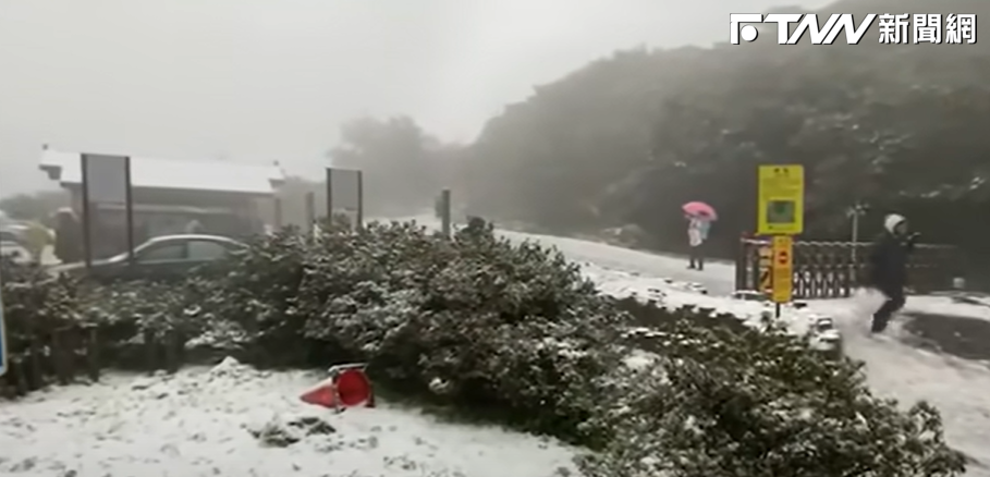 台北市湖田實驗國小宣布為預防可能的下雪帶來的危險，23日停班一日。（圖為之前陽明山下雪／翻攝畫面）