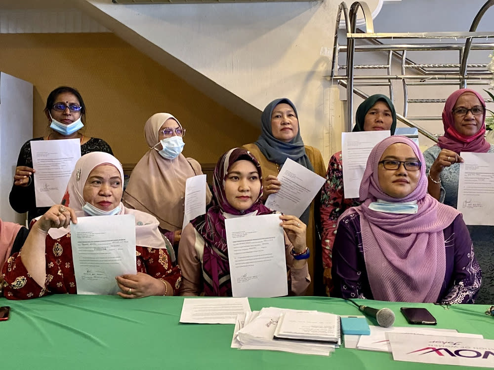 Johor PKR women’s vice-chief Nor Ashidah Ibrahim (centre) claimed that 50 Johor PKR women leaders, including those from the national, state and divisions, have quit the party after losing confidence with the party’s leadership. — Picture by Be