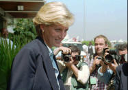 ARCHIVO- En esta fotografía del 16 de enero de 1997 la princesa Diana de Gran Bretaña mira a fotógrafos al salir del aeropuerto de Luanda para abordar un avión a Johanesburgo al final de cuatro días de visita en Angola. La princesa Diana, que era considerada tímida al saltar a la fama, se convirtió en una revolucionaria en sus años en la Casa de Windsor modernizando la monarquía como una institución más personal y cambiando la forma en la que la familia real se relacionaba con la gente. (Foto AP/Giovanni Deffidenti, archivo)