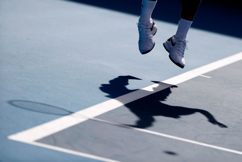 Foto del martes del tenista suizo Roger Federer durante su partido ante el estadounidense Tennys Sandgren en el Abierto de Australia