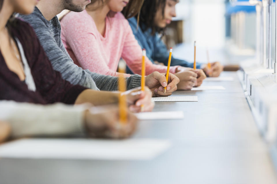 Die Abiturienten in NRW müssen auf ihre Prüfungsfragen satte zwei weitere Tage warten (Symbolbild: Getty Images)