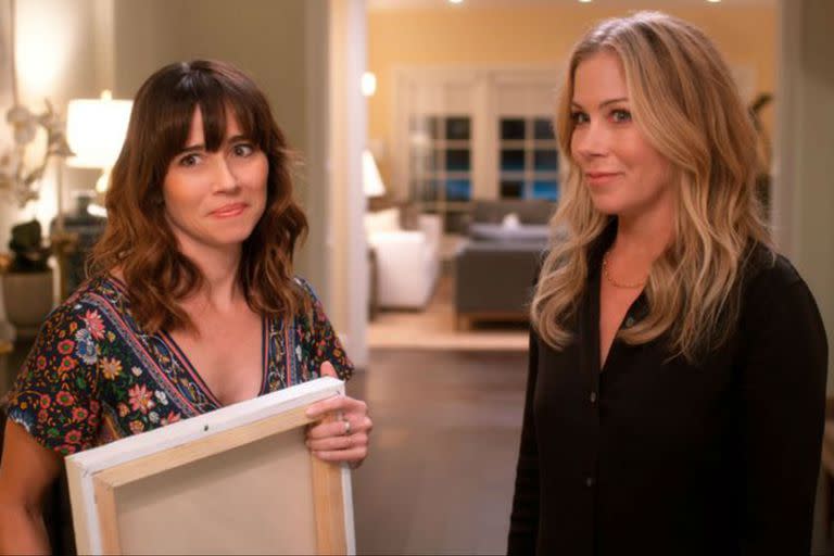 La segunda temporada de Muertos para mí mantiene el excelente nivel de la primera, con excelentes trabajos de Linda Cardellini y Christina Applegate