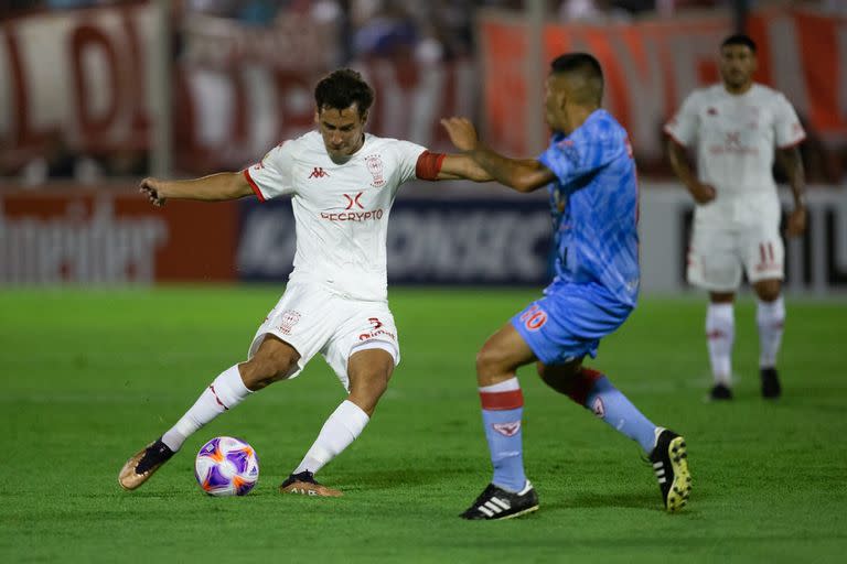 Engancha Hezze, otra de las joyas de Huracán, que marcó el cuarto tanto