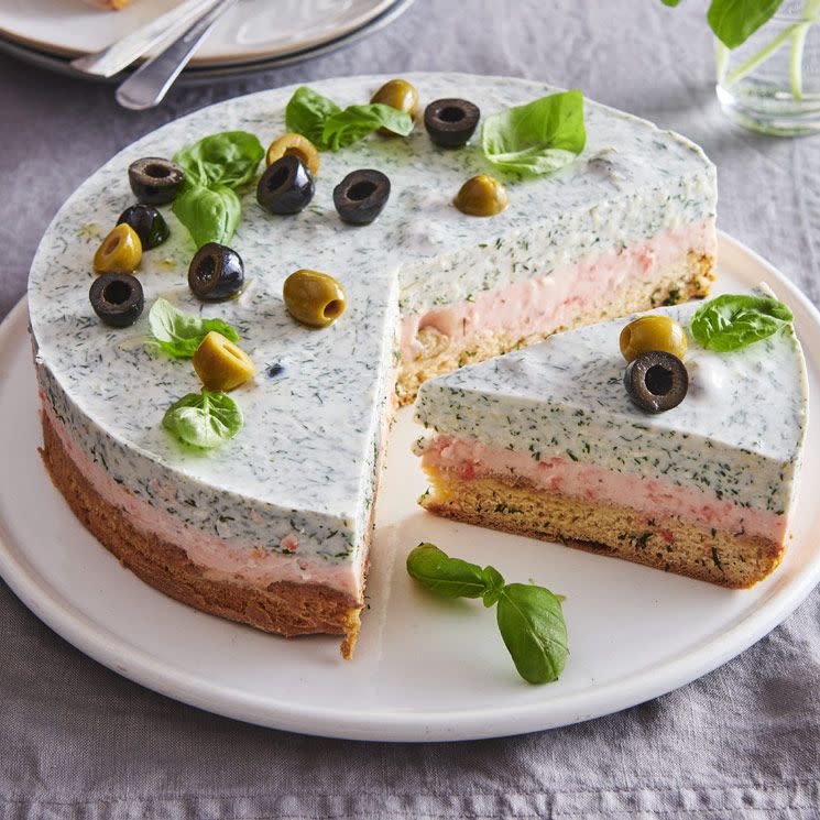 Pastel de queso con taramasalata y aceitunas