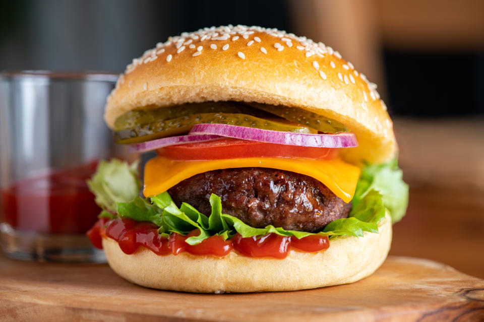 Saftige Cheeseburger sind ein Klassiker vom Grill. (Bild: Getty).