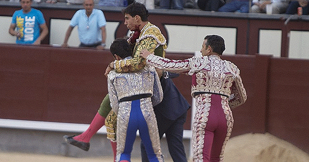 Saul Jimenez Fortes is carried out of the ring. Source: @DYDPPA/REX Shuttershock