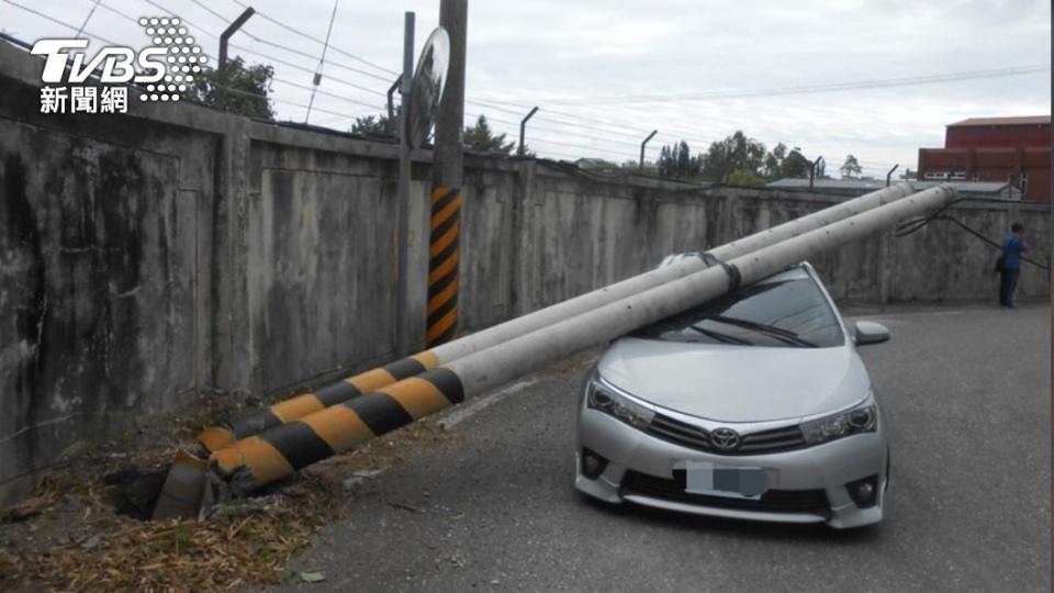 志航基地飛官車慘遭電桿砸毀。（圖／TVBS）