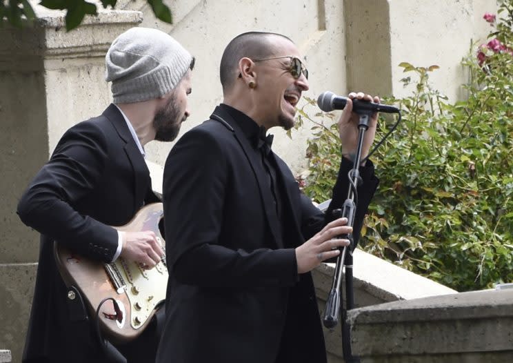 Chester Bennington singt beim Begräbnis seines Freundes Chris Cornell im Mai den Leonard-Cohen-Song “Hallelujah”. (Bild: dpa)